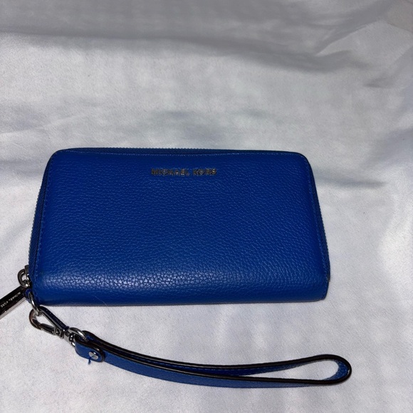 Michael Kors Blue Jet Set Large Pebbled Leather Smartphone Wallet